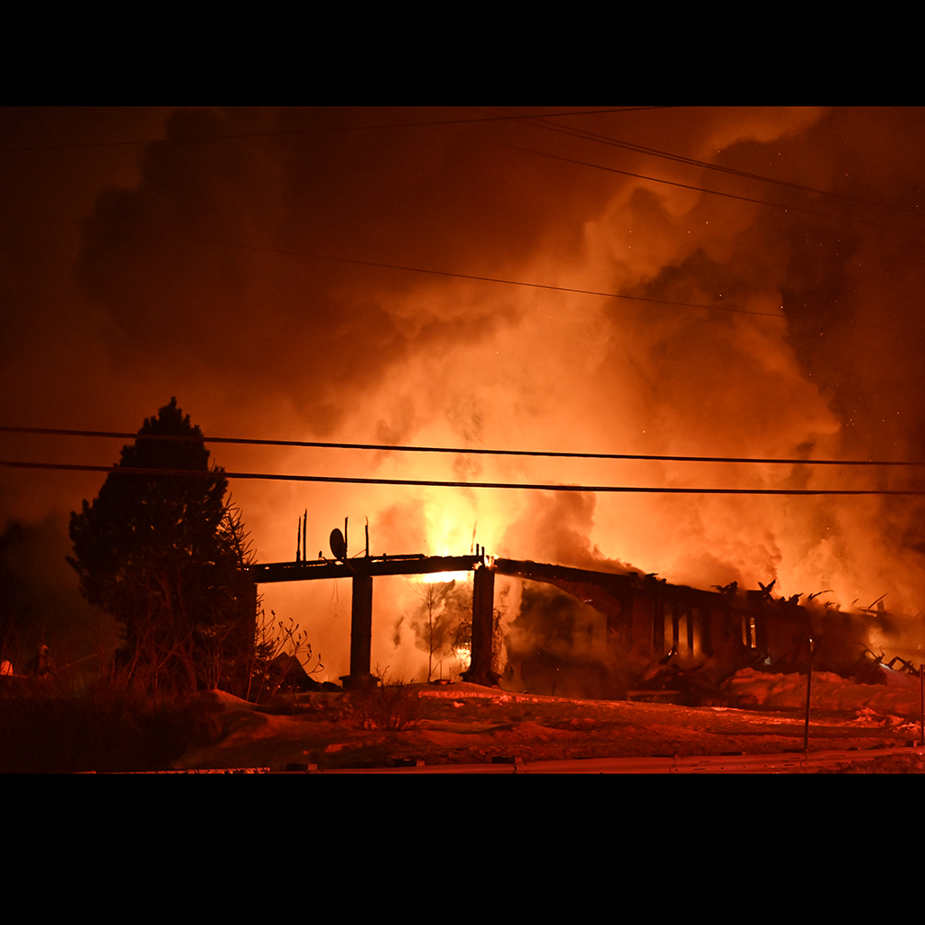 (Mise à jour 8h45)- Un incendie d'une rare intensité a complètement ...